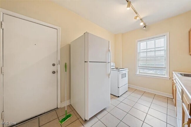 Building Photo - 15610 Van Aken Blvd