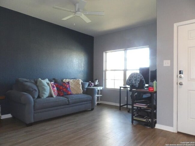 Building Photo - Beautiful and Spacious 4 Bedroom