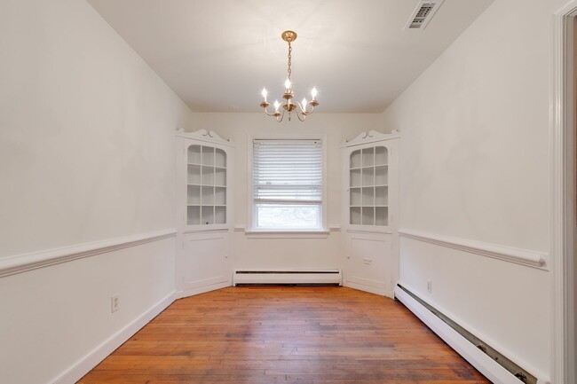 Building Photo - 3 Bedroom & 1.5 Bathroom with Huge Fenced ...