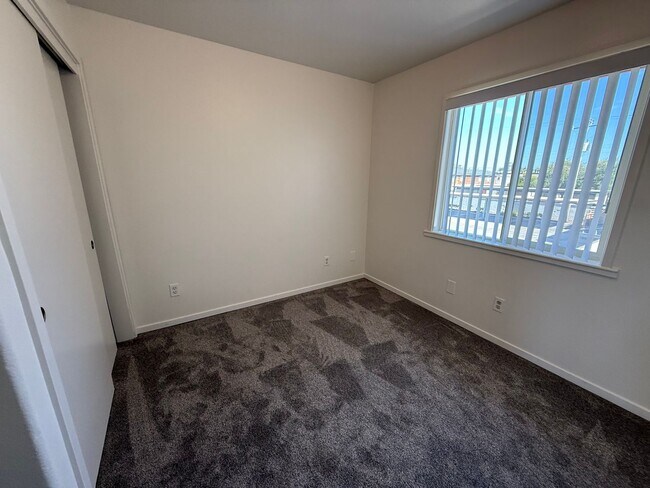Building Photo - Free months rent and $250 Walmart Gift Car...