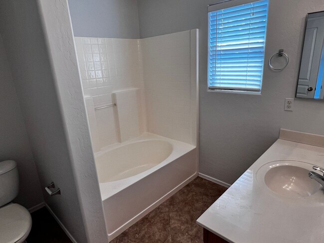 Building Photo - Gilbert 3 Bed and 2 Bath Home