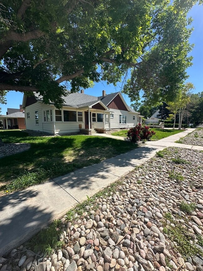 Building Photo - Amazing 3 bedroom home avail NOW