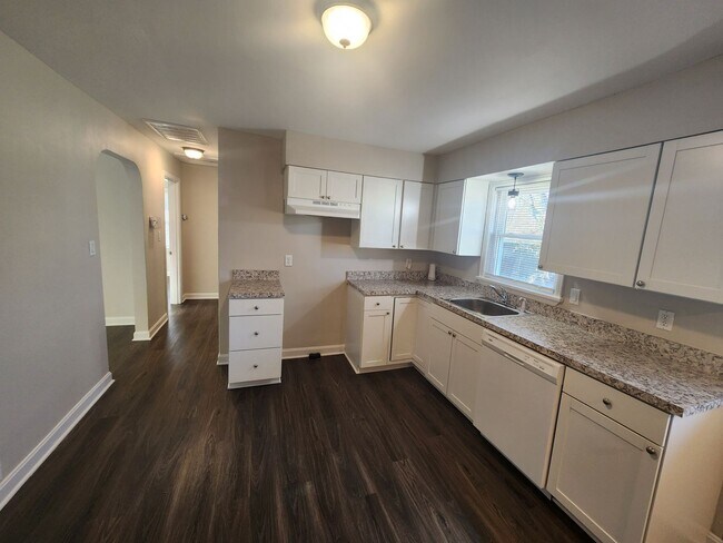 Building Photo - Updated 3 bedroom 1 bath in Shively! Excel...