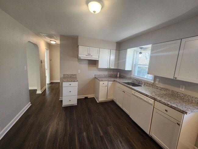 Building Photo - Updated 3 bedroom 1 bath in Shively! Excellent location!