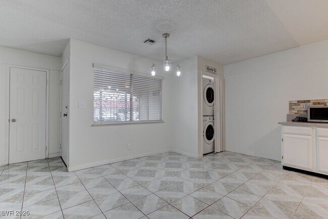 Building Photo - 808 Hedge Way