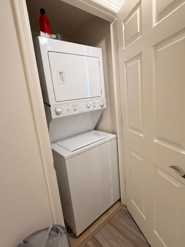 Building Photo - Awesome 2Bed 2Bath Condo Small Dog Considered!!!
