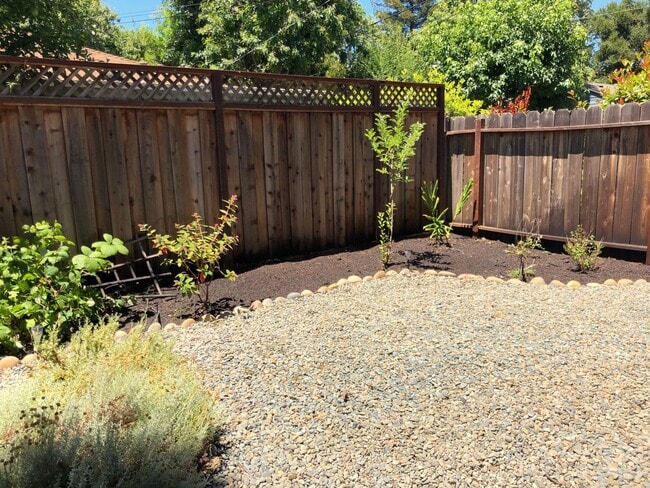 Building Photo - Charming Menlo Park Home in Picturesque Ne...