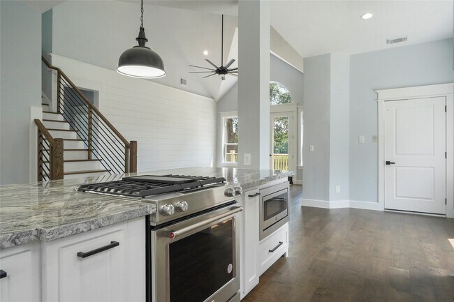 Building Photo - 401 Brook Hollow Dr
