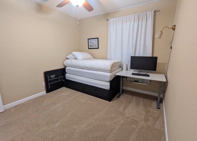 Building Photo - 252 S Glades Trail