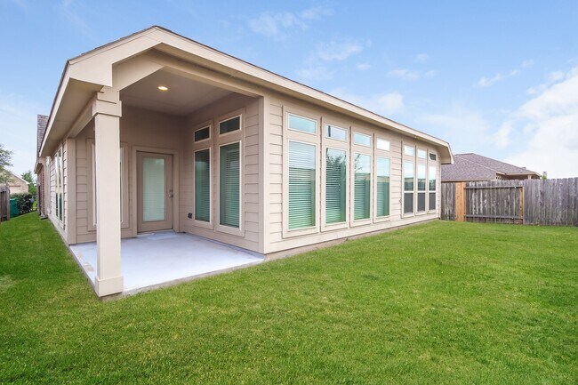Building Photo - 26122 Serenity Oaks Dr