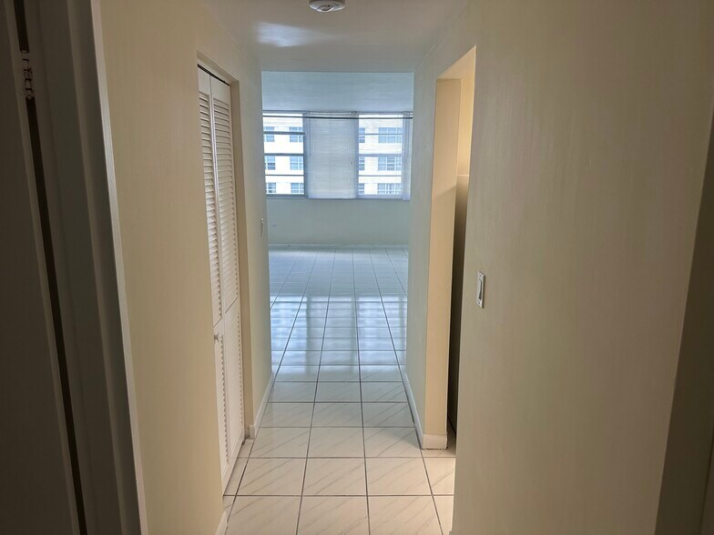 Building Photo - 999 Brickell Bay Dr