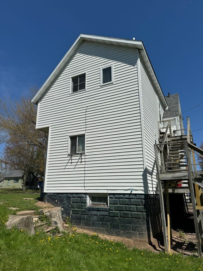 Building Photo - 605 N State St