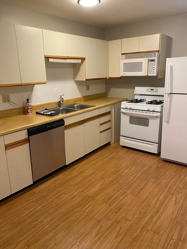 Building Photo - 12 Twin Willows Dr