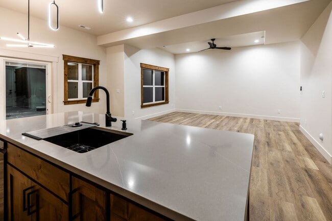 Building Photo - Beautiful Custom Townhome for Rent in Island Park- NAME YOUR LEASE TERMS