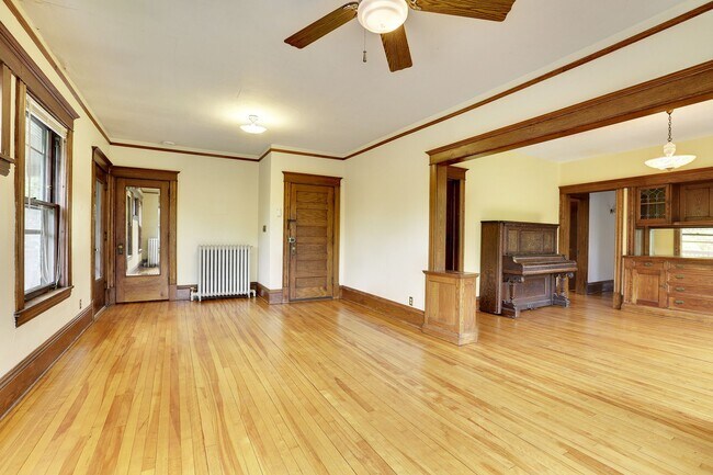 Building Photo - 3302 Harriet Ave