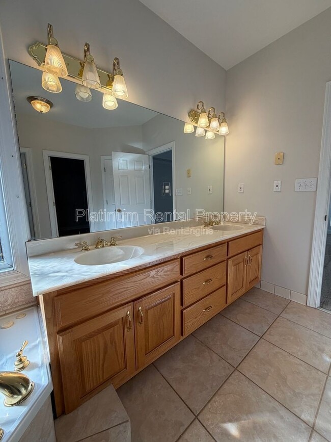 Building Photo - 3440 Alexander Cir