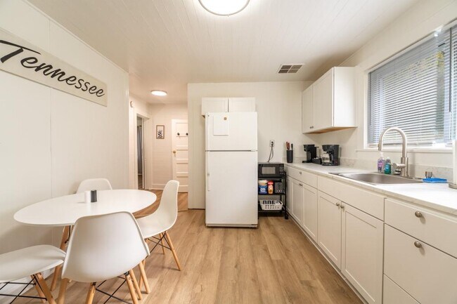 Building Photo - 614 E Brushy Valley Dr