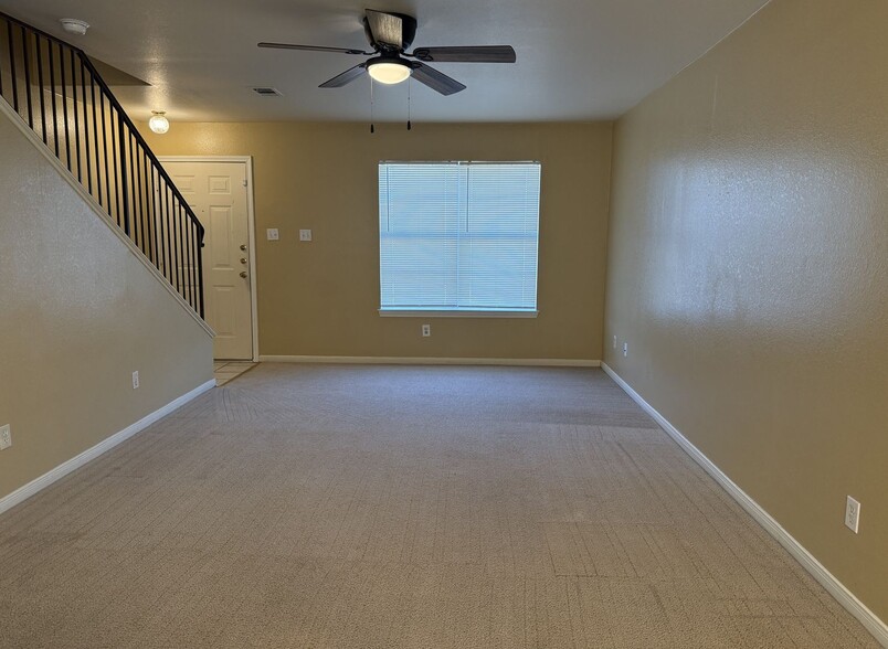 Building Photo - 711 S Amy Ln