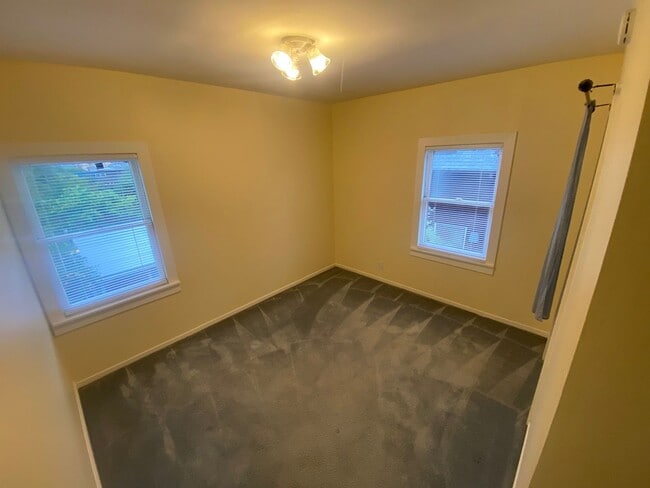 Building Photo - Advent - Gorgeous 5 Bedroom Home With Front/Backyard, Driveway & Washer/Dryer!