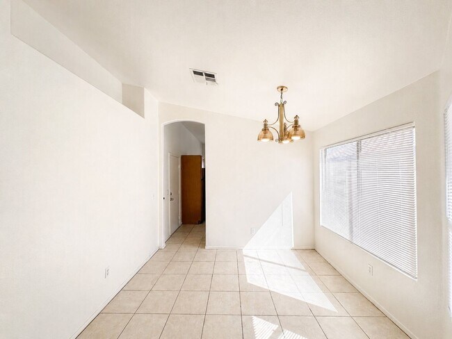 Building Photo - 9343 W Viking Rd