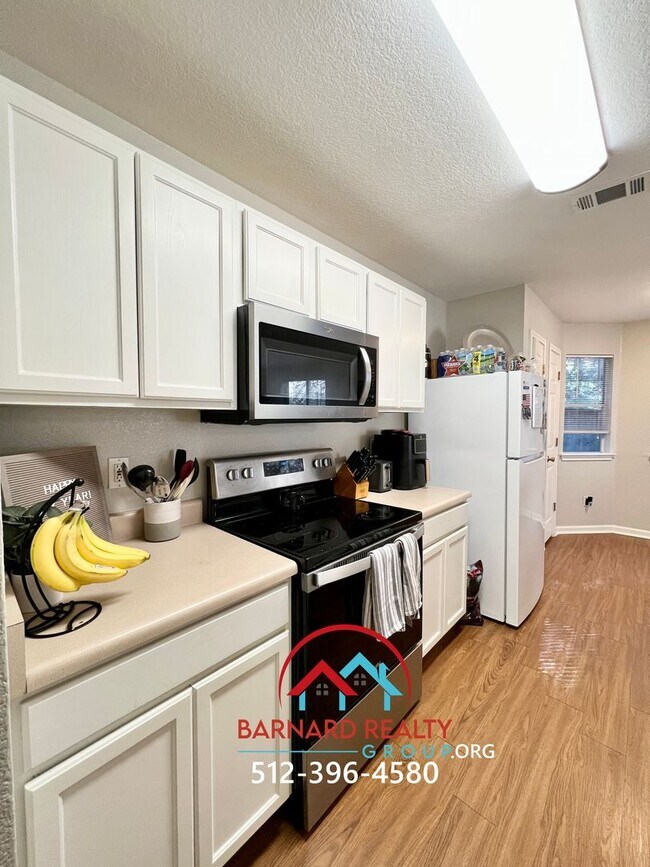 Building Photo - Available Mid July: Well maintained Duplex with Garage and Yard- Close to TX State Bus Stop!