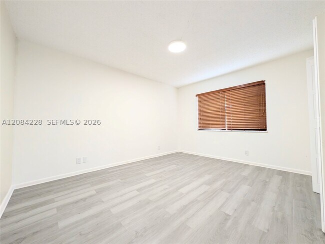 Building Photo - 310 Lakeview Dr