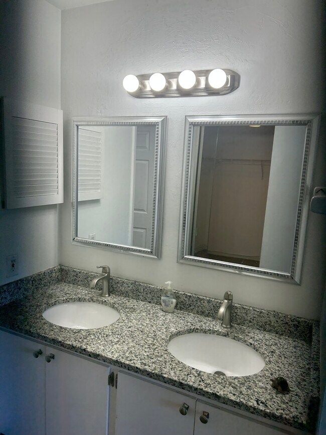 Building Photo - 15171 Cedarwood Ln