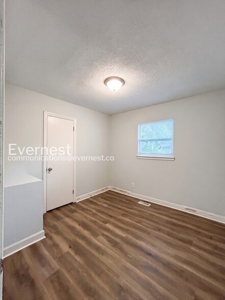 Building Photo - 203 Pinetree Dr