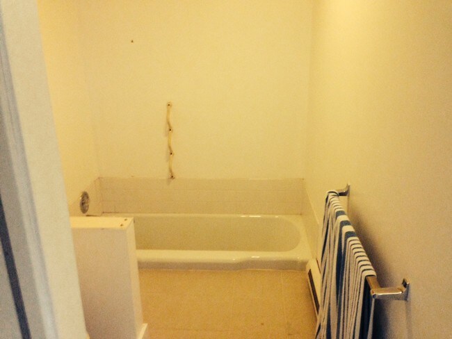 Building Photo - 860 Oakwood Rd