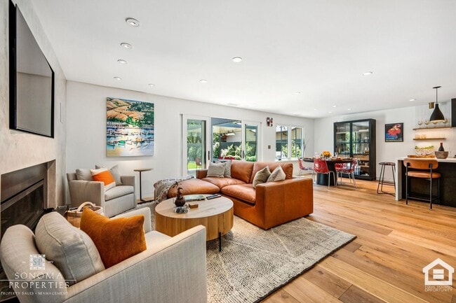 Building Photo - 3 Bedroom Exquisitely Furnished Home