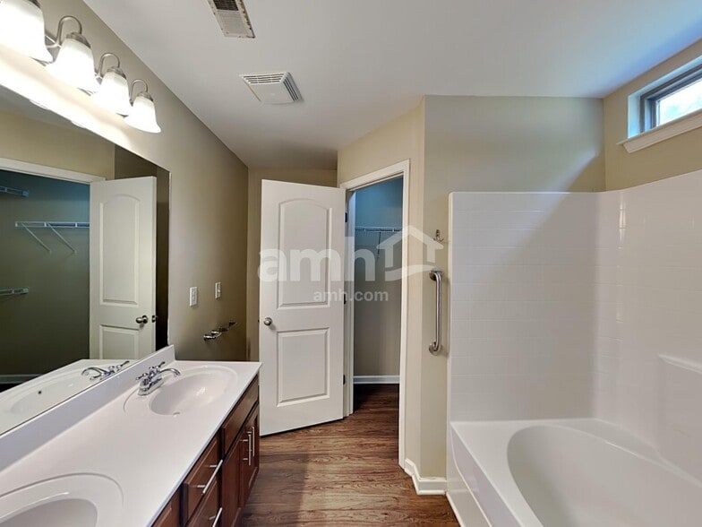 Building Photo - 484 Albion Cir