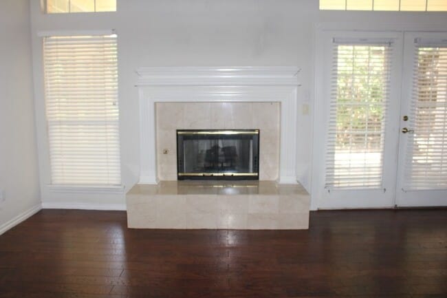 Building Photo - Great West side home located close to shop...