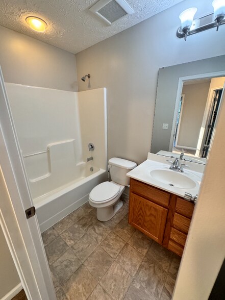 Building Photo - 5101 Oak Ave