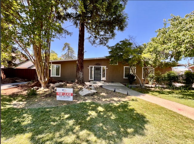 Primary Photo - $2,300 Peach & Kings Canyon, 3 Bedroom - S...