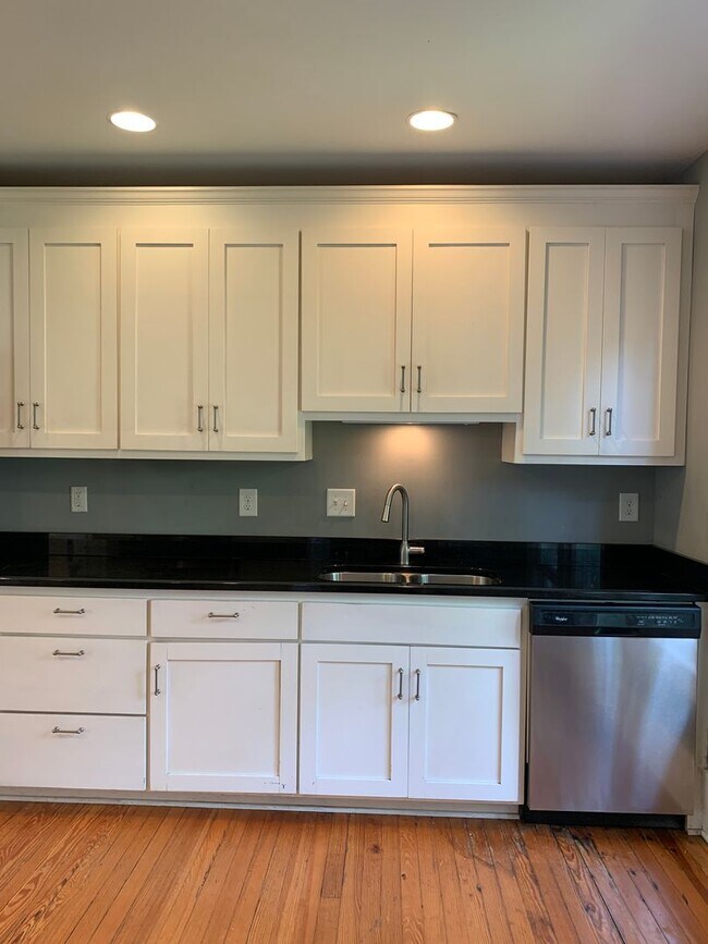 Building Photo - Beautiful Historic 3 Bedroom 2 Bath House on Colonial Drive