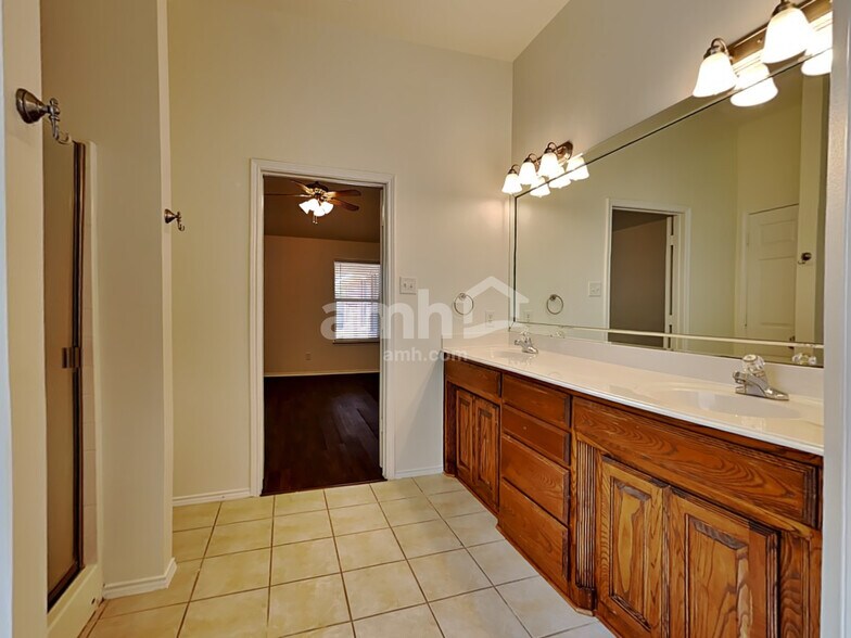 Building Photo - 4406 Shady Elm Dr
