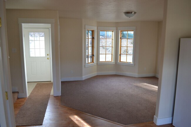 Building Photo - Oak Street Duplex