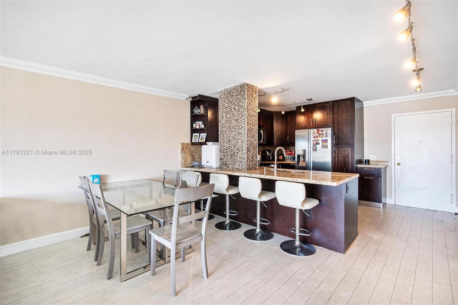 Building Photo - 110 S Shore Dr