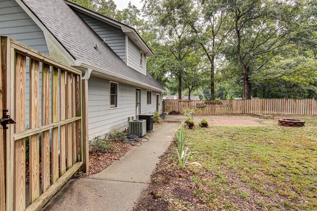 Building Photo - 2315 Treetop Ln
