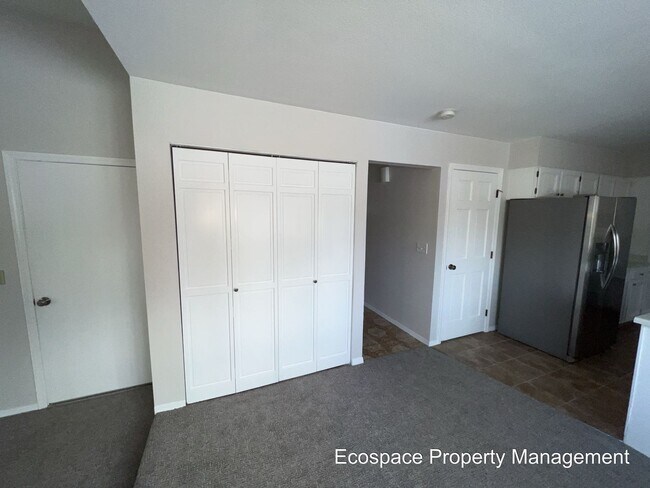 Building Photo - Four Bedroom House in the Smoky Hill neigh...