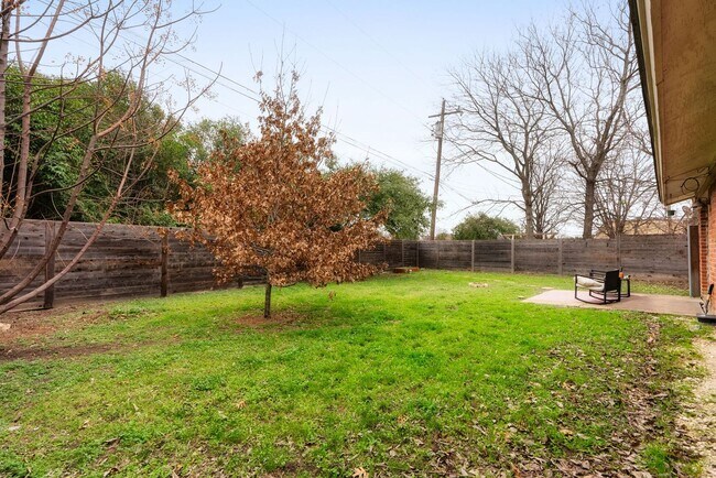 Building Photo - **Remodeled 2/1 Duplex in Southeast Austin – Modern Style, Open Layout, and Prime Location!**