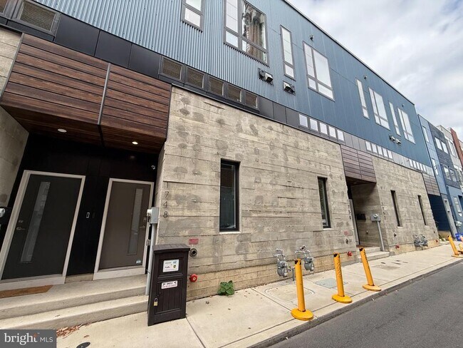 Building Photo - 1748 Hope St