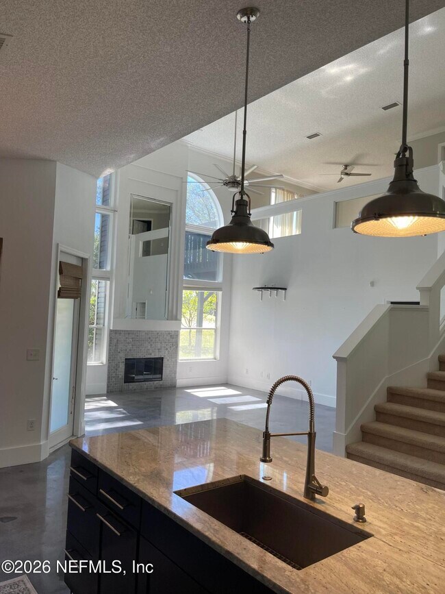 Building Photo - 3996 Richmond Park Dr E