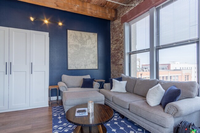 Building Photo - 308 W 8th St