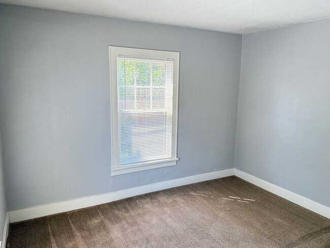 Building Photo - 844 D St