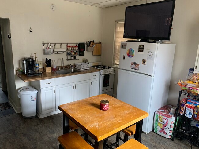 Kitchen - 997 Neil Ave