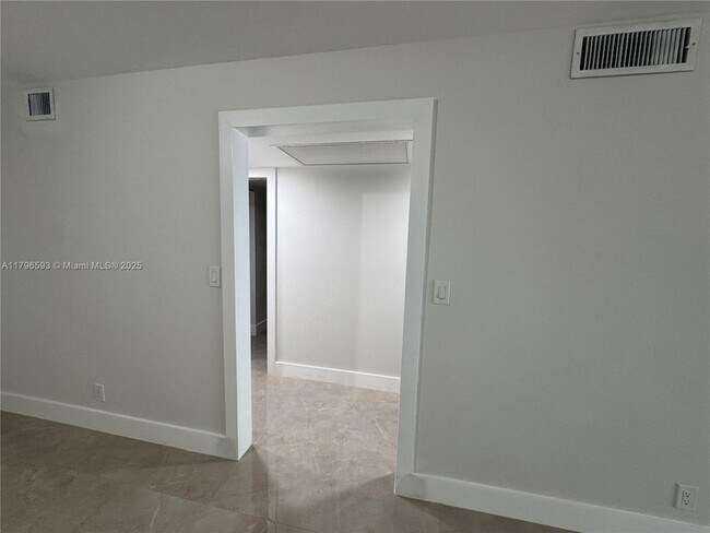 Building Photo - 3404 Bimini Ln