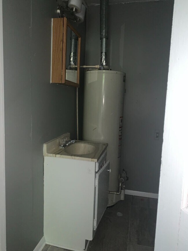 Building Photo - 2 bed/2 bath, 720 sqft home! 413 W Nichols...