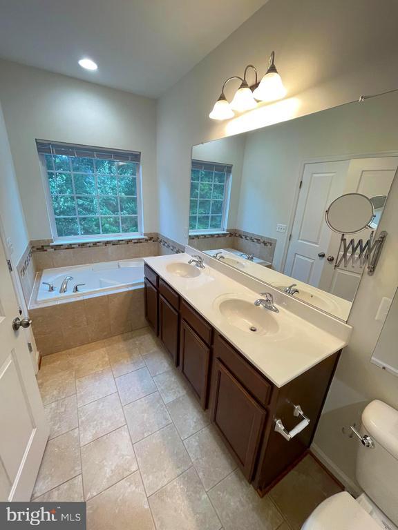 Building Photo - 327 Woodstream Blvd