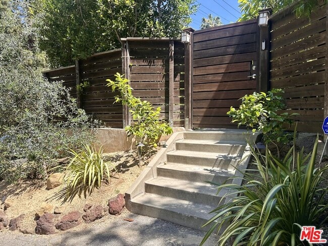 Building Photo - 8350 Lookout Mountain Ave